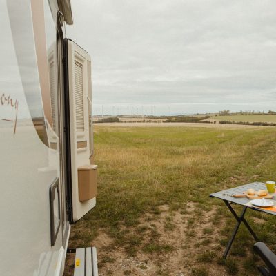 Caravan mit Campingtisch